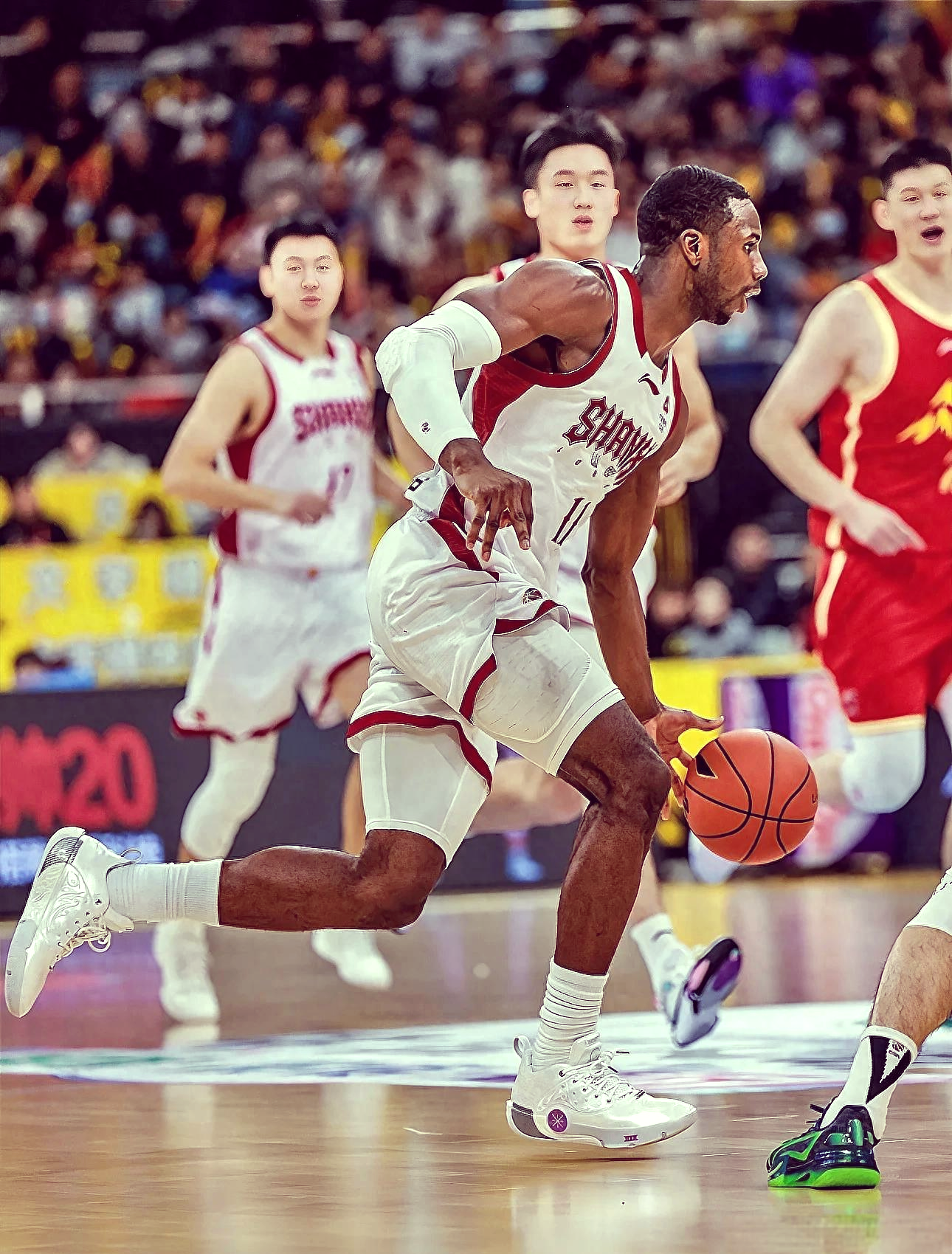 英雄联盟比赛-广州队发布备战花絮；赛后临场应变；NBA总决赛任务艰巨；训练强度明显提升的简单介绍